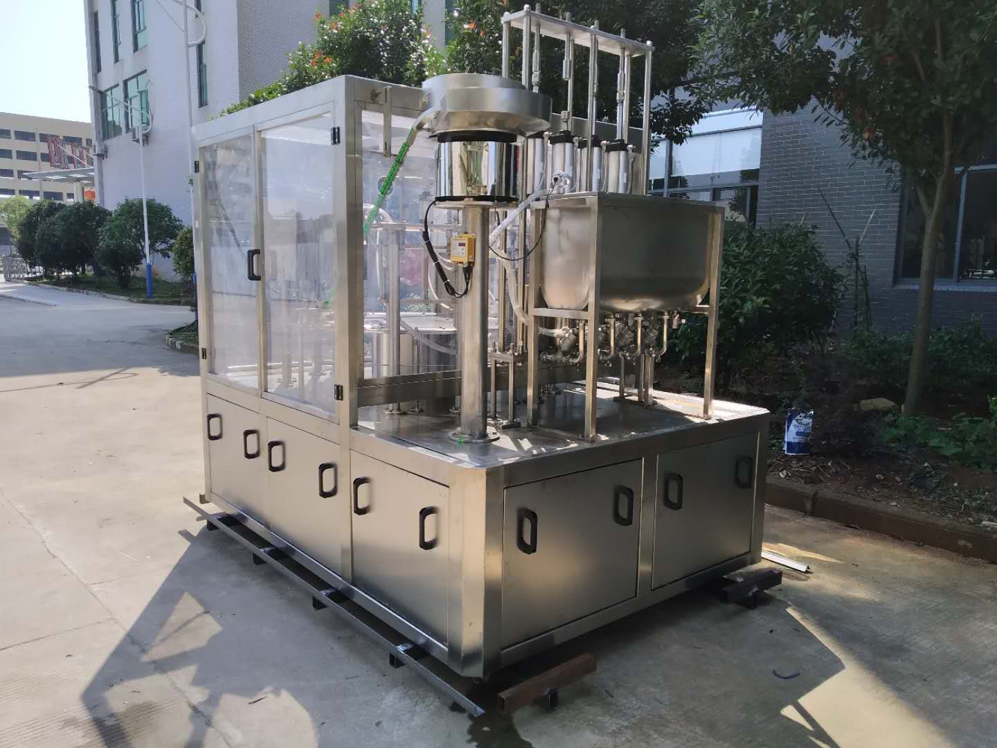 LG-200 吸嘴袋灌装旋盖机.jpg